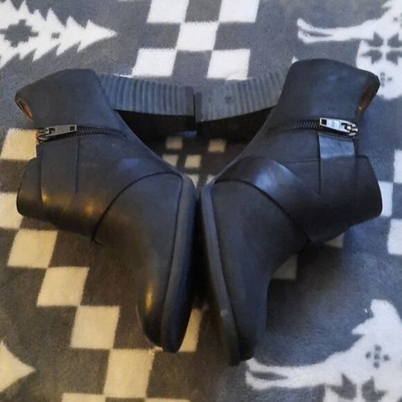 Clarks Indigo Black Buckle Zipper 3 Inches Block Heel Ankle Bootie Size 7.5 - Picture 2 of 16